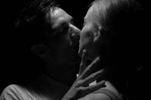 La fame e il dolce – Quando il desiderio parla prima dell’amore Un racconto breve e crudo sul desiderio che divora, sulla voglia di conoscere l’altro nella sua verità più istintiva. Quando la dolcezza può aspettare. Di Jim Liam Scott.