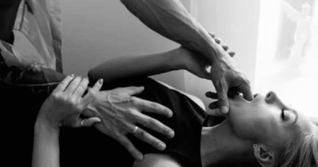 Coppia in un interno domestico, si sfiorano senza toccarsi, foto realistica in bianco e nero