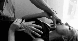 Coppia in un interno domestico, si sfiorano senza toccarsi, foto realistica in bianco e nero