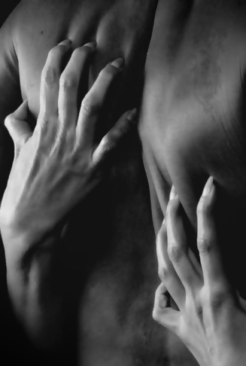 Due corpi intrecciati in un abbraccio viscerale, metafora di desiderio e consumo reciproco. amanti cannibali